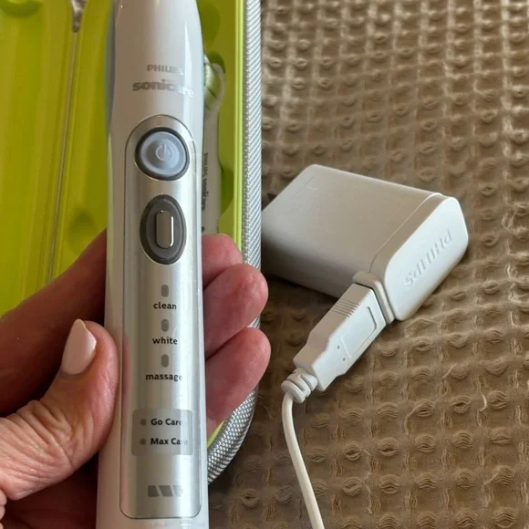 Philips Sonicare Toothbrush with Lime Green Case. NEVER USED